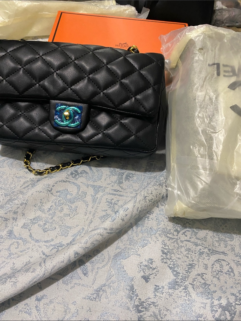 CHANEL Black Quilted Shoulder Bag with Gold Chain and Iridescent CC Turnlock - Picture 3 of 9